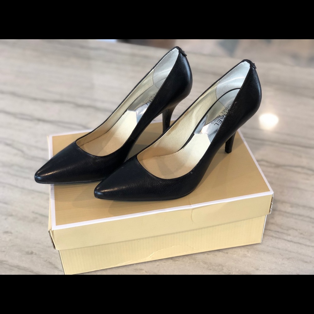 Michael Kors flex mid pump black